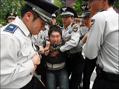  19일 오후 청와대 입구 청운동사무소앞에서 인하대 총학생회 학생들이 '등록금, 청년고용문제 해결을 위한 입법청원운동 서명지'를 전달하기 위해 청와대로 가려다 이를 저지하는 경찰에게 끌려 나오고 있다.