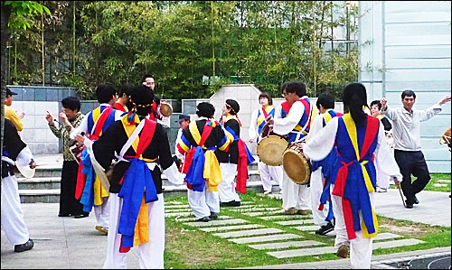 19일 오후 6시, 서강대학교 정문 앞에서 서강대 청소노동자 어머님들과 학생들이 연 주점에서 풍물 공연이 벌어지고 있다.