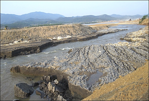 하천 바닥 진흙층까지 침식시킨 물이 낙동강 본류로 흘러가고 있다.
