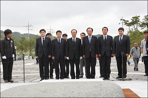 한나라당 황우여 원내대표가 20일 오전 김해 봉하마을을 찾아 고 노무현 대통령 묘역에 참배했다.