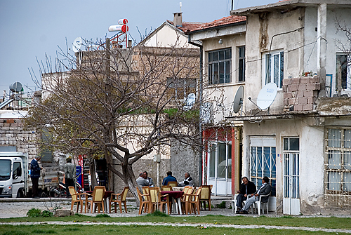 이른시간부터 까페에 모여 앉아 여유로운 아침을 맞이하는 터키인들