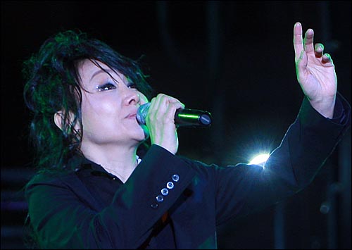 가수 한영애가 21일 오후 서울광장에서 열린 '파워 투 더 피플(Power To The People) 2011' 추모콘서트에서 '갈증'을 부르며 멋진 공연을 선보이고 있다.