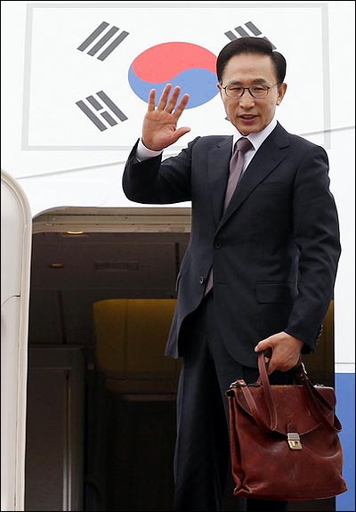 이명박 대통령 사진은 지난해 5월 21일 한·중·일 정상회담을 위해 일본으로 축국하기 위해 서울공항에 마련된 전용기에 탑승하기 전 손을 흔들고 있는 모습. 