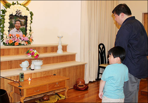 김준형씨가 21일(현지시간) 오후 미국 뉴욕에서 열린 '노무현 전 대통령 서거 2주기' 추모식에 참석, 아들 카이와 함께 분향하고 있다.