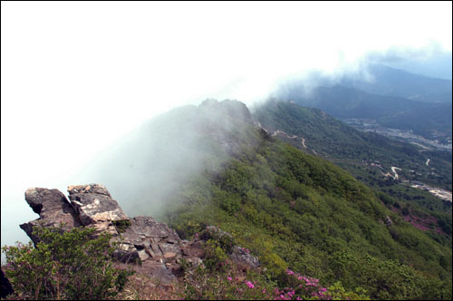 황매산 정상에서 내려다 본 풍경. 왼편은 합천 쪽이고, 오른편은 산청 쪽. 산청에서 부는 바람으로 합천에서 인 안개가 산 능선을 넘지 못하고 있다.