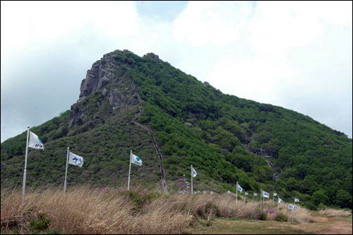 정상이라고 보여지는 저 봉우리를 넘어서면 또 다른 봉우리가 있는데, 거기가 해발 1,108m 황매산 정상이다.