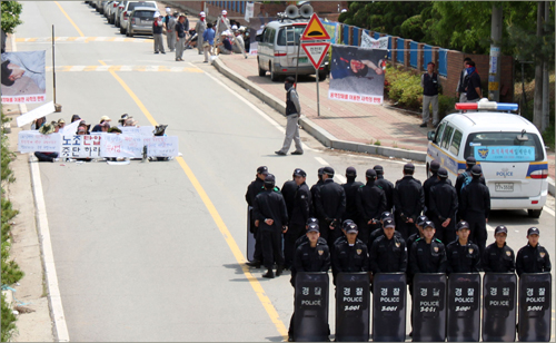 자동차 핵심 부품을 제조하는 '유성기업' 노사가 파업과 직장폐쇄로 힘겨루기를 하고 있는 가운데 22일 오후 출동한 경찰이 유성기업 아산공장 정문 앞 도로를 막고 있다.