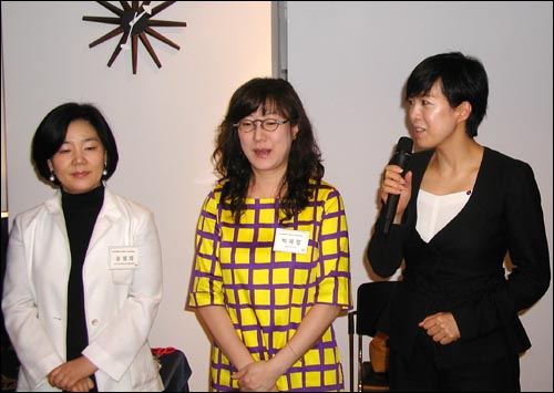 23일 오전 KT 광화문 올레스퀘어에서 열린 아이폰 케이스 만들기 행사에 참석한 김은혜 KT 전무(맨 오른쪽)