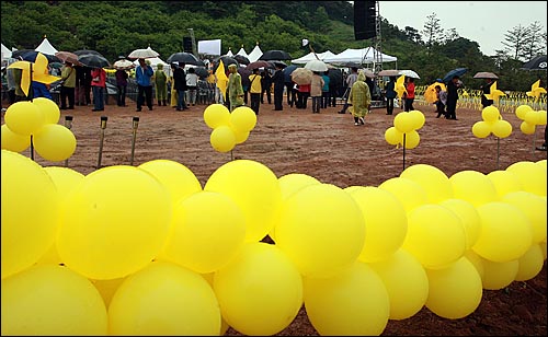 노무현 전 대통령 서거 2주기를 맞은 23일 오전 경남 김해시 봉하마을에 노란 풍선과 노란색 바람개비가 거리를 메우며 추모객들을 반기고 있다.
