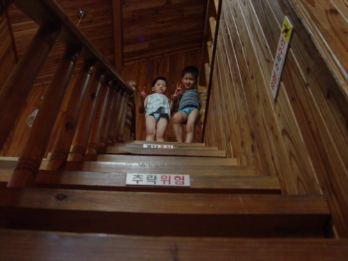 통나무집 안에 있는 나무계단입니다. 계단이 아이들에겐 놀이감입니다.