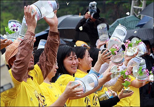 고 노무현 전 대통령 서거 2주기를 맞은 23일 오후 경남 김해시 봉하마을에서 열린 추도식에서 자원봉사자들이 새로운 희망과 다짐을 상징하는 2011마리의 나비를 날리는 의식을 하고 있다. 