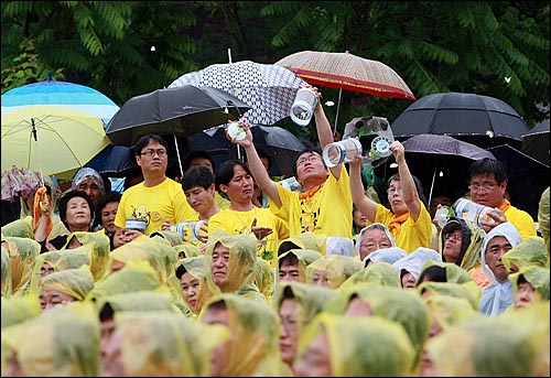 고 노무현 전 대통령 서거 2주기를 맞은 23일 오후 경남 김해시 봉하마을에서 열린 추도식에서 자원봉사자들이 새로운 희망과 다짐을 상징하는 2011마리의 나비를 날리는 의식을 하고 있다.