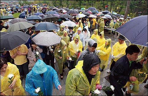 23일 오후 경남 김해시 봉하마을에서 추도식을 마친 수많은 추모객들이 묘역을 찾아 헌화를 하기 위해 줄을 서서 기다리고 있다.