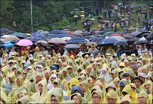  23일 오후 경남 김해시 봉하마을에서 열린 노 전 대통령의 추도식에 비가 오는 궂은 날씨에 수많은 추모객들이 참석해 노 전 대통령을 그리워하며 추도식을 지켜보고 있다.