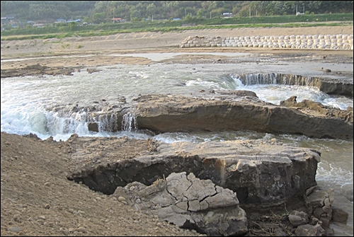 지난 19일 4대강 조사단이 방문한 낙동강 지류 감천의 모습. 강 바닥이 침식돼 물이 폭포수 처럼 흐르고 있다.