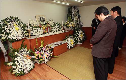 24일 오후 서울 중랑구 면목동 녹색병원 장례식장에 마련된 고 김은숙씨 빈소에서 추모객들이 고인의 넋을 기리며 묵념하고 있다.