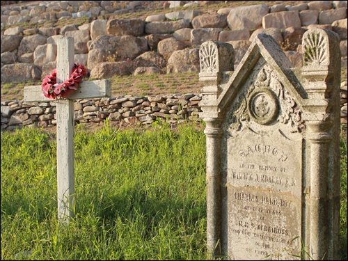 거문도 고도에는 1885년 영국군이 2년간 무단 점령중 발생한 병사들의 무덤인 영국군 묘지인 십자가 묘비와 화강암 묘비가 있다.