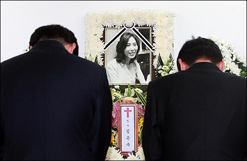 24일 오후 서울 중랑구 면목동 녹색병원 장례식장에 마련된 고 김은숙씨 빈소에서 추모객들이 고인의 넋을 기리며 분향하고 있다.