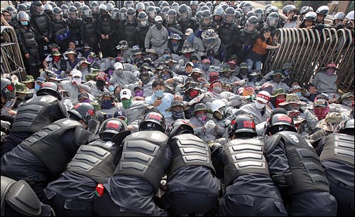 2011년 5월 24일 유성기업 아산공장에 경찰이 투입돼 공장 점거 중인 노조원들을 연행하고 있는 모습.