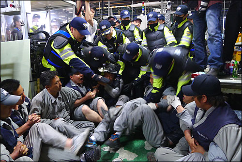 2011년 5월 24일 오후 충남 아산시 소재 유성기업에서 경찰이 농성하던 노조원들을 연행하고 있다.