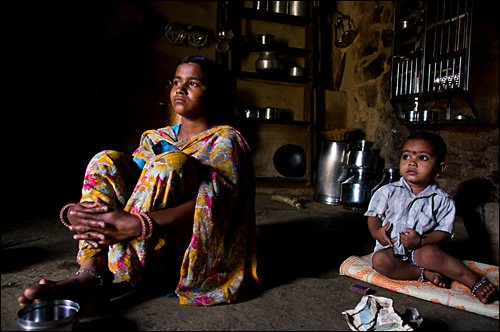 꼴라뿌르 교외 시롤리 마을에 사는 16세 소녀 꼬말과 사촌동생. 외숙모는 꼬말이 에이즈에 감염됐다는 이유로 꼬말이 사촌동생을 건드리지도 못하게 한다. (자료사진)