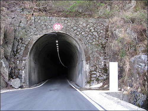 일제가 뚫은 터널.