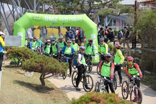  지난 4월, 임진각 평화누리에서 DMZ 자전거투어가 열렸다. 출발하기 전 참가자들의 모습