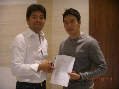 계약체결 일본의 닛코아이스벅스팀의 디렉터 타카유키 히오키씨와 한국의 송동환 선수가 2011-2012 시즌을 위한 계약을 체결했다.