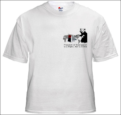 '쥐벽서 티셔츠'는 하얀색 면 재질에 G20 쥐그림 홍보 포스터 디자인이 그려져 있고, 미국에서 제작되는 티셔츠에는 국내와 달리 'Freedom of Expression is a Right, Not a Crime!'라는 문구가 첨부된다. (사진 - 김상륜씨 제공)
