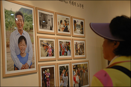 "바보 노무현을 만나다" 부산전시회가 28일부터 민주공원에서 열리고 있다.