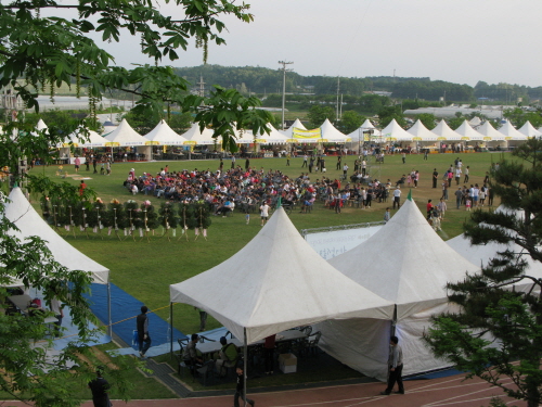 운동장 가운데에서 이벤트행사가 열린다