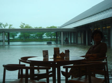 　시가켄 비와코 호수 옆에 있는 사가와 미술관은 건물 주변에 물을 담아서 마치 건물이 물 위에 떠 있는 것 같은 인상을 줍니다. 두 건물 사이에 통로를 만들어 간단한 미니 공연이 열리기도 하고 다른 통로에는 카페가 있어서 차를 마시면서 쉴 수도 있습니다. 