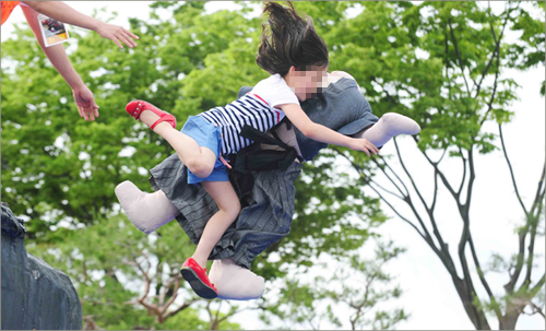  진주 논개제에서 한 어린이가 '논개 투신 체험 행사'를 하고 있다.