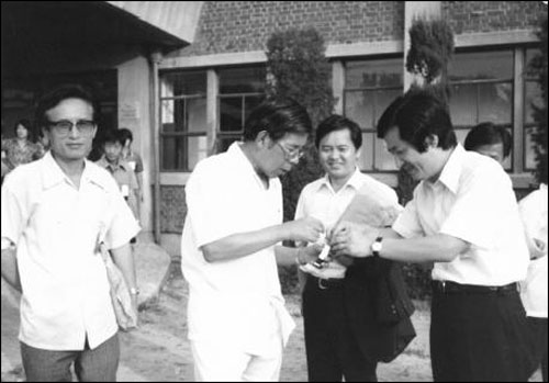 지학순 주교 구속 사건부터 시작된 김수환 추기경과 인권변호사들의 동지적 관계는 70~80년대 내내 지속되었다. 왼쪽부터 송건호, 김수환, 황인철, 홍성우.