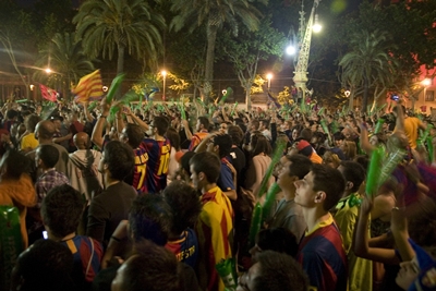  바르셀로나 시내의 Arco de triunfo (승리의 문) 에 모인 바르셀로나 시민들. 경기를 관람하고 있다.