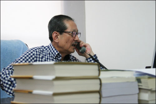 홍성우 변호사가 사무실로 걸려온 출판 축하전화를 받고 있다.