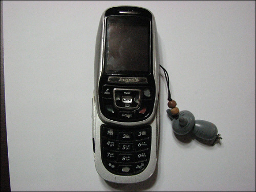 4년 넘게 사용한 낡은 휴대폰