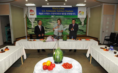 미대사 예산방문 환영식 자전거 여행중인 캐슬린 스티븐스 주한미대사를 최승우 예산군수와 나형배 신례원새마을금고이사장(왼쪽)이 반갑게 맞이하고 있다.
