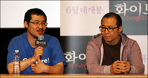  30일 오후 서울 왕십리CGV에서 열린 영화 화이트 언론시사회 기자간담회에서 김 곡 감독과 김 선 감독이 기자들의 질문에 답하고 있다. 두 감독은 쌍둥이 형제로 김 곡 감독이 형이다.