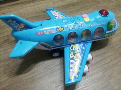 뽀로로가 타고 있는 장난감 비행기