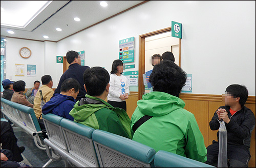 서울 한 대형병원의 환자 진료 대기 모습. 