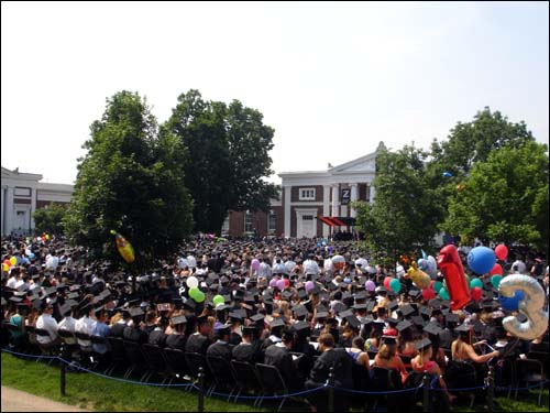잔디밭에서 펼쳐진 버지니아대학의 2011 전체 졸업식.