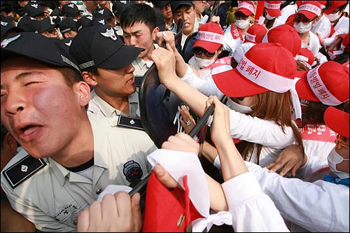 31일 오후 춘천시청 진입을 시도하는 성매매여성들을 막고 있는 경찰이 괴로운 표정을 짓고 있다.