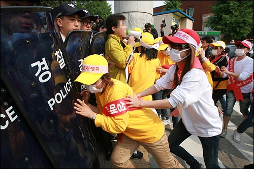 방패를 들고 춘천시청앞을 지키는 경찰과 몸싸움을 벌이는 성매매 여성들.