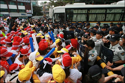 경찰은 버스 2대와 병력들을 동원해 춘천시청 정문을 막고 있다.