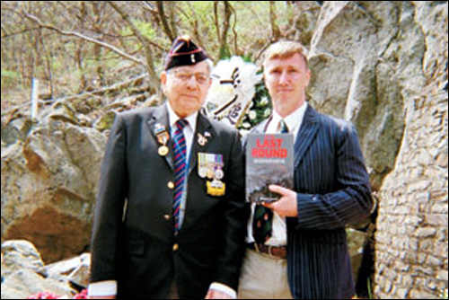 ▲ 앤드류 사몬(오른쪽)과 한국전쟁 참전용사 