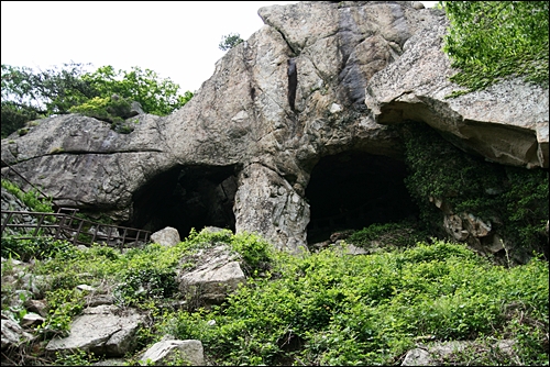 금산으로 오르는 길은 쌍무지개가 뜬 쌍홍문을 지난다. 바위동굴은 여러사람이 들어가 있을 정도로 생각했던 것 보다 훨씬 크다.
