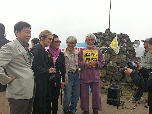 글로리아 스타이넘과 정현경 교수 (왼쪽에서 두번째, 세번째) 가 중덕바닷가 입구에서 마을 활동가들과 함께 사진을 찍고 있다.