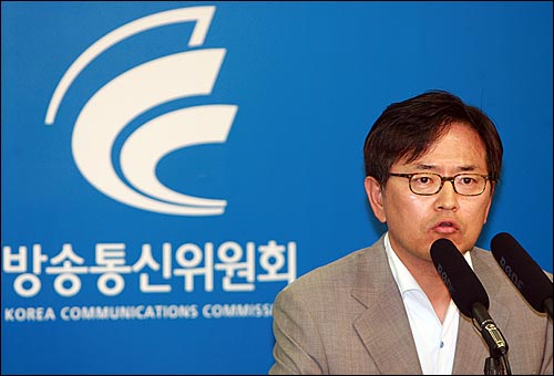  황철증 방송통신위원회 통신정책국장이 2일 오후 서울 종로구 방송통신위원회 기자실에서 기자회견을 열고 이동통신 요금인하 방안을 발표하고 있다.
이날 방송통신위원회와 SK텔레콤은 모든 가입자에게 기본료를 1000원 인하하고 문자메시지 50건을 무료로 제공하기로 했다.