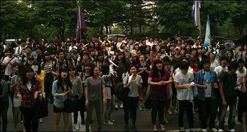 등록금 인하를 요구하며 행진 중인 한신대 학생들이 송암관 앞에서 수업받는 학생들의 참여를 요구하고 있다.